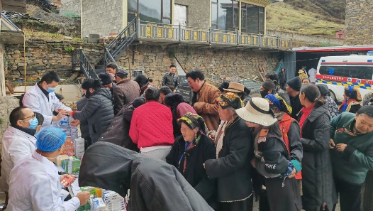 崇州二医院赴藏区开展义诊送药活动